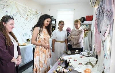 Osmangazi Belediyesi k&ouml;ylerde a&ccedil;tığı kurslarla kadınlara sanat &ouml;ğretiyor