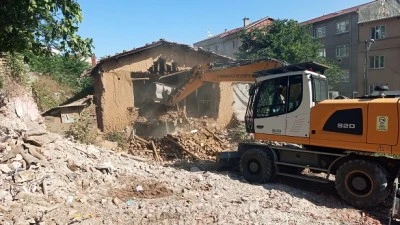 Osmangazi Belediyesi metruk binaları yıkmaya devam ediyor
