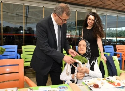 Osmangazi Belediyesi'nden alzheimer hastaları i&ccedil;in Anneler G&uuml;n&uuml; kutlaması 