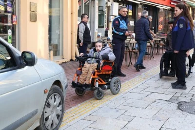 Osmangazi Belediyesi'nden engelli bireylerin yollarını işgal edenlere ceza