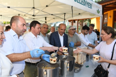 Osmangazi Belediyesi&rsquo;nden vatandaşa aşure ikramı