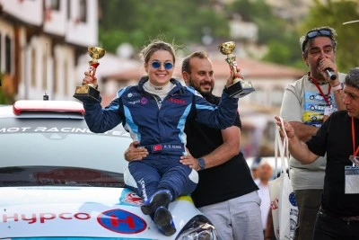 Osmangazi Belediyesi'nin d&uuml;nyaca &uuml;nl&uuml; sporcusundan &ccedil;ifte podyum