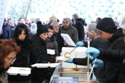 Osmangazi Belediyesi&rsquo;nin iftar sofrasında y&uuml;zlerce kişi bir araya geldi