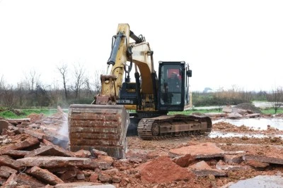 Osmangazi Belediyesi, tarım arazilerindeki ka&ccedil;ak yapıları yıkıyor