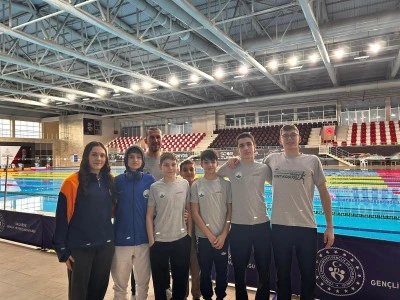 Osmangazi Belediyesporlu y&uuml;z&uuml;c&uuml;ler barajı ge&ccedil;ti