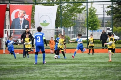  Osmangazi&rsquo;de &ccedil;ocuklar sahada buluştu