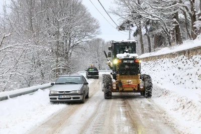 Osmangazi&rsquo;de karla kapanan yollara anında m&uuml;dahale