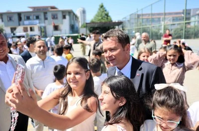 Osmangazi'de minik &ouml;ğrenciler karnelerini Başkan Erkan Aydın'dan aldı