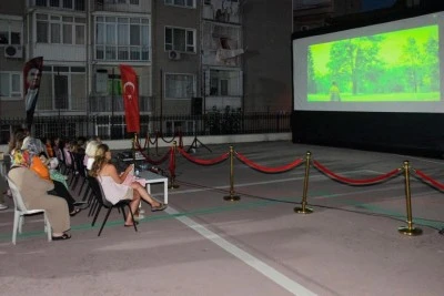 Osmangazi'de yaz akşamları a&ccedil;ık hava sinemasıyla şenleniyor