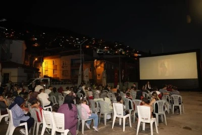 Osmangazi&rsquo;de yaz akşamları sinema keyfiyle renklendi