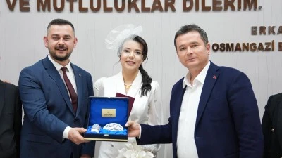 Osmangazi'de yılın son nikahını Başkan Erkan Aydın kıydı 