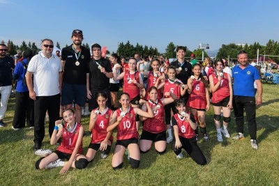Osmangazi&rsquo;deki mini voleybol şenliği&rsquo;nde spor ve dostluk kazandı
