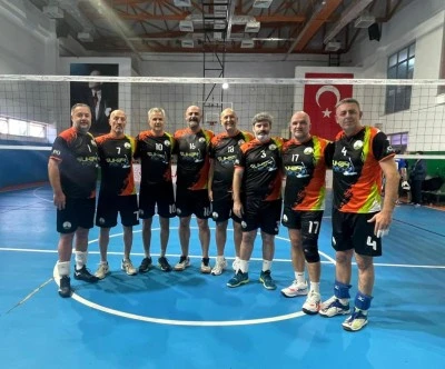 Osmangazi&rsquo;nin veteran voleybolcuları zirveye &ccedil;ıktı