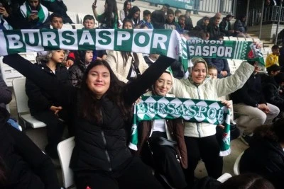 Osmangazili &ccedil;ocuklar Bursaspor coşkusunu trib&uuml;nde yaşadı