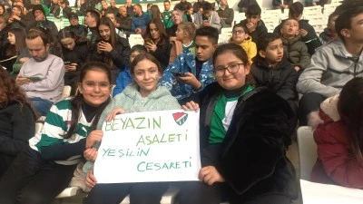 Osmangazili &ccedil;ocuklar Bursaspor sevgisiyle donatılıyor