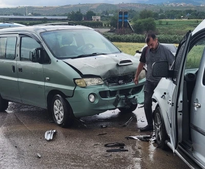 Osmaniye&rsquo;de minib&uuml;s ile ticari ara&ccedil; &ccedil;arpıştı
