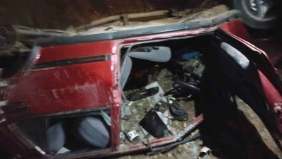 Osmaniye&rsquo;de otomobil k&ouml;pr&uuml; temeline d&uuml;şt&uuml;, baba ve k&uuml;&ccedil;&uuml;k &ccedil;ocuğu yaralandı