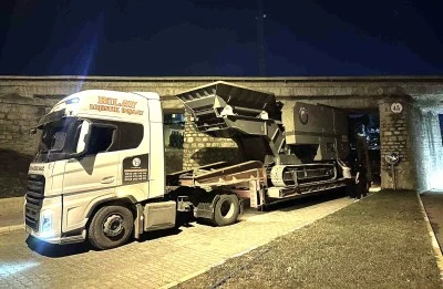 Osmaniye&rsquo;de  taş kırma makinesi y&uuml;kl&uuml; tır k&ouml;pr&uuml;ye sıkıştı