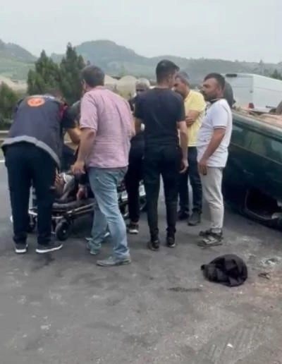 Osmaniye&rsquo;de tıra arkadan &ccedil;arpan otomobil takla attı: 2 kişi yaralandı

