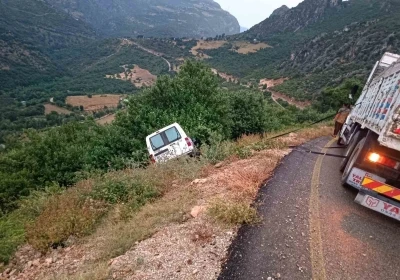 Osmaniye&rsquo;de yağış nedeniyle yoldan &ccedil;ıkan ara&ccedil; neredeyse u&ccedil;uruma u&ccedil;uyordu!