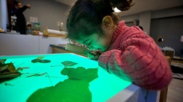 Osmaniyeli &ouml;ğretmen afetten etkilenen bilim sanat sınıfını, okulun deposunda yeniden kurdu