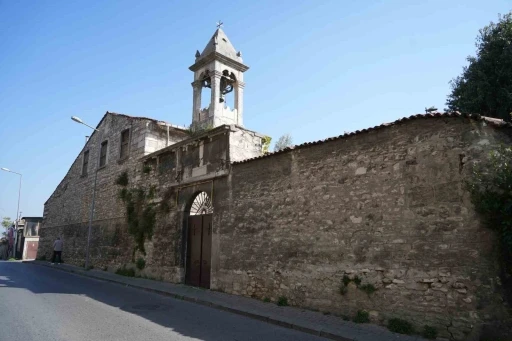 Osmanlı Cihan Devleti&rsquo;nin yaşattığı etnik &ccedil;eşitliliğin simgesi olan Ayios Nikolaos Kilisesi havadan g&ouml;r&uuml;nt&uuml;lendi
