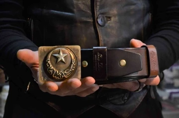 Osmanlı d&ouml;neminde subayların kullandığı kemerleri &uuml;retiyor
