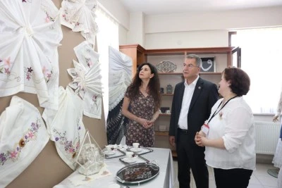 OSMEK kursiyerlerinden el emeği g&ouml;z nuru sergi