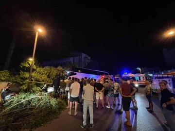 Otel duvarına &ccedil;arpan tur otob&uuml;s&uuml; s&uuml;r&uuml;c&uuml;s&uuml; hayatını kaybetti
