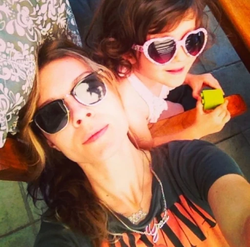 Otel yangınında hayatını kaybeden &uuml;nl&uuml; Stilist Feray Kanpolat ve kızı Oya Kanpolat son yolculuğuna uğurlandı