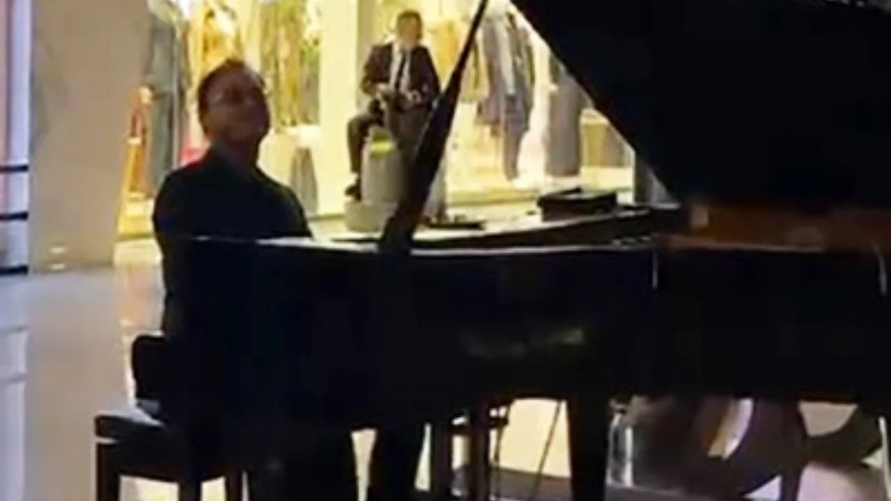 Oteli su bastı, o &ccedil;almaya devam etti