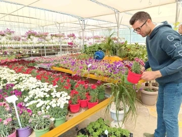 Otizimli &ccedil;ocuklar 200 farklı t&uuml;rde &ccedil;i&ccedil;ek yetiştiriyor
