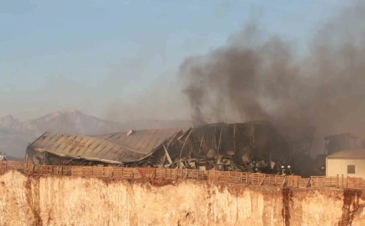 Otluk alan yangını iş&ccedil;ilerin kaldığı yatakhaneyi k&uuml;l etti: İş&ccedil;iler canını zor kurtardı
