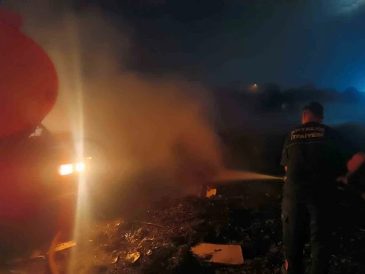 Otluk alanda &ccedil;ıkan yangın ekiplere zor anlar yaşattı
