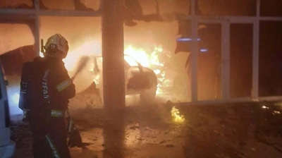 Oto galeri kundakladı; 5 otomobil hasar g&ouml;rd&uuml;