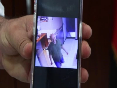 Oto galericinin 70 bin dolarını &ccedil;aldı ve kameraya g&uuml;l&uuml;msedi