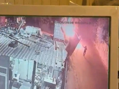 Oto galeriyi kundakladılar