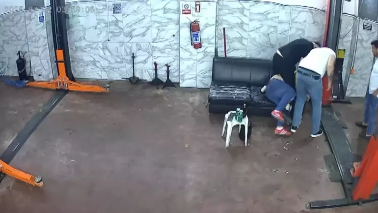 Oto tamircide levye ile d&ouml;v&uuml;ld&uuml;