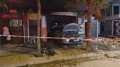 Oto tamirhanesinde yangın; 2 ara&ccedil; kullanılamaz hale geldi