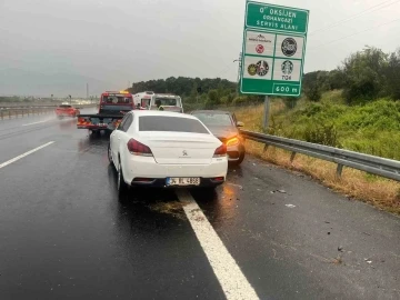 Otobanda ara&ccedil;lar birbirine girdi: 4 yaralı