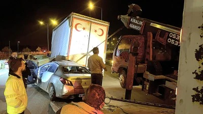Otobanda otomobil kamyona &ccedil;arptı: 2 yaralı
