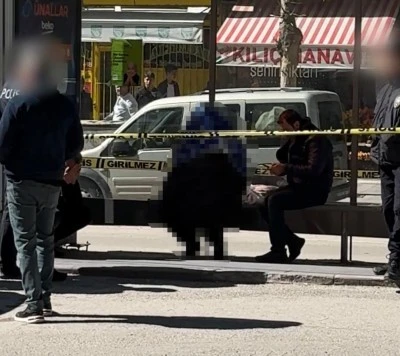Otob&uuml;s durağında şok &ouml;l&uuml;m!