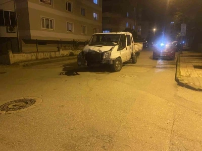 Otob&uuml;s ile kamyonet &ccedil;arpıştı: Şans eseri yaralanan olmadı