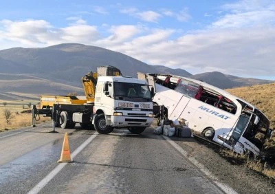 Otob&uuml;s kazasında &ouml;lenlerin kimlik tespit &ccedil;alışmaları s&uuml;r&uuml;yor