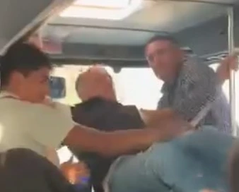 Otob&uuml;s şof&ouml;r&uuml; ile yolcu tekme tokatlı kavga etti