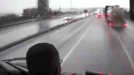 Otob&uuml;s şof&ouml;r&uuml;n&uuml;n dikkati faciayı &ouml;nledi
