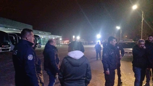 Otob&uuml;s terminalindeki bı&ccedil;aklı kavgada kan aktı: 1 yaralı
