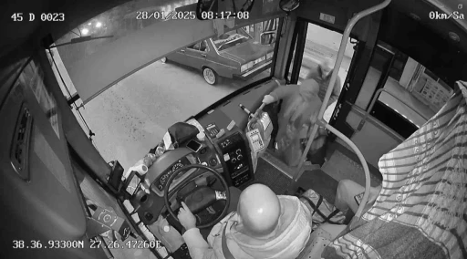 Otob&uuml;se bindi kalp krizi ge&ccedil;irdi, şof&ouml;r zamanla yarıştı
