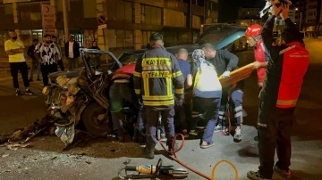 Otob&uuml;sle &ccedil;arpışan otomobilin s&uuml;r&uuml;c&uuml;s&uuml; ara&ccedil; i&ccedil;inde sıkıştı
