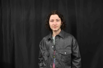 Otob&uuml;ste Avatar kost&uuml;m&uuml;yle İzmir Marşı s&ouml;yledi: "Amacım dalga ge&ccedil;mek değildi"
